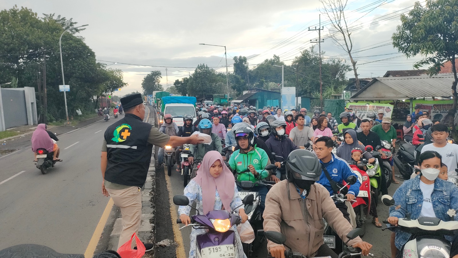 War Takjil Pemuda Lintas Iman Kribata: Merajut Kebersamaan dalam Keberagaman